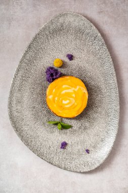 Şeftali ve mango ile taze meyve tart