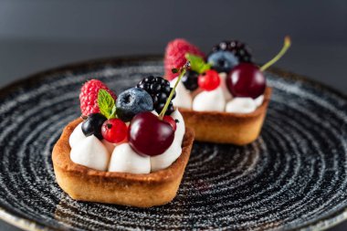 Taze ev yapımı meyve tart kiraz, yaban mersini ve ahududu