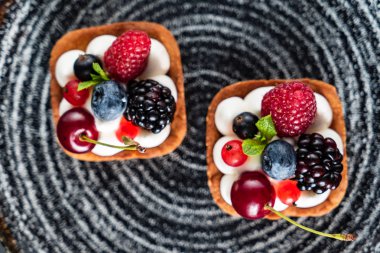 Taze ev yapımı meyve tart kiraz, yaban mersini ve ahududu