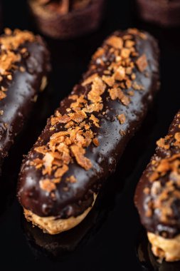 Geleneksel Fransız tatlılar. Eklerleri çikolata sosu ile. 