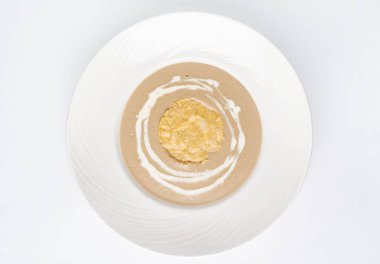 mantar kremalı çorba beyaz plaka, üstten görünüm