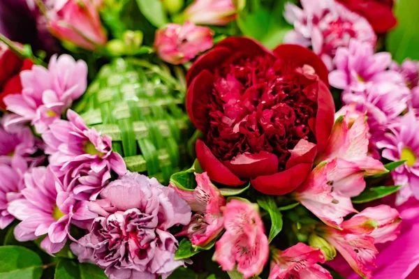 Bel Bouquet Nelle Mani Della Donna — Foto Stock