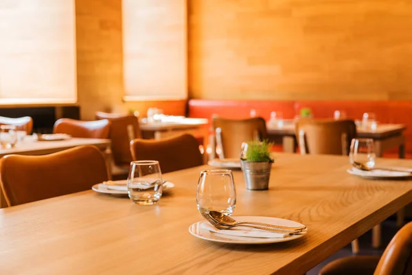 木製のテーブルとレストランのインテリア — ストック写真