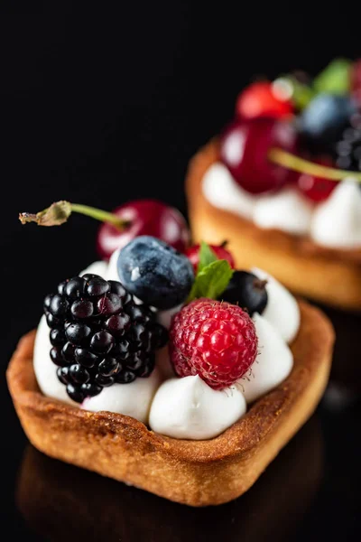 Tartas Frutas Frescas Caseras Con Cerezas Arándanos Frambuesas — Foto de Stock