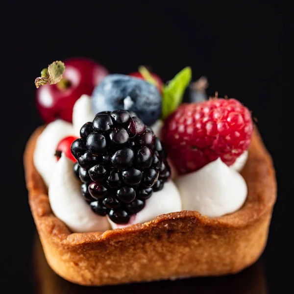 Torta Fruta Caseira Fresca Com Cereja Mirtilo Framboesa — Fotografia de Stock