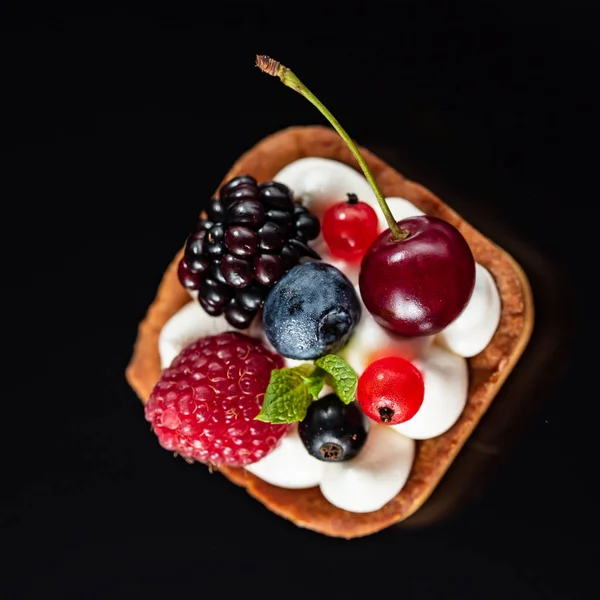 Fresh Homemade Fruit Tart Cherry Blueberry Raspberry — Stock Photo, Image