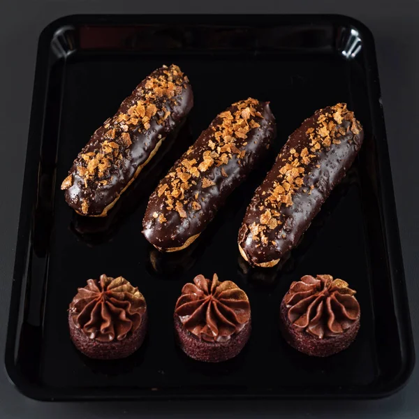 Παραδοσιακά Γαλλικά Γλυκίσματα Εκλέρ Γλάσο Σοκολάτας — Φωτογραφία Αρχείου