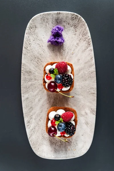 Tartas Frutas Frescas Caseras Con Cerezas Arándanos Frambuesas — Foto de Stock