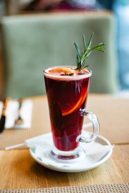 Mocktail portakal ve çilek ile