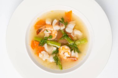 Beyaz arka plan üzerinde izole deniz mahsulleri çorbası