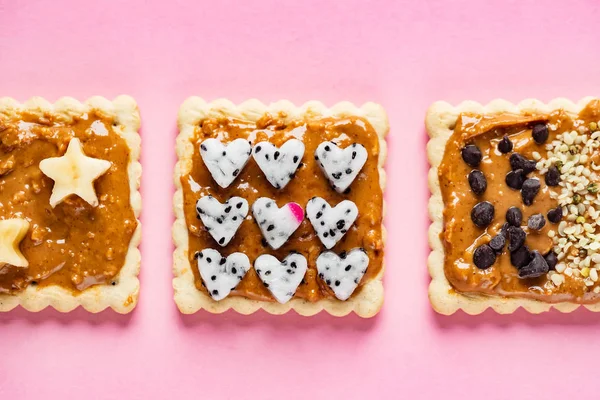 Läckra Skålar Med Jordnötssmör Rosa Bakgrund — Stockfoto