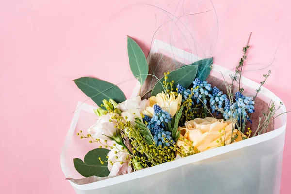 Pembe Arka Planda Güzel Renkli Çiçek Buketi — Stok fotoğraf