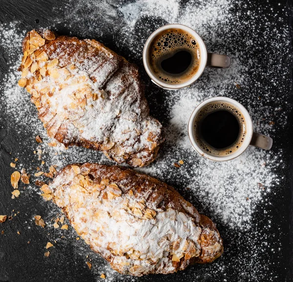 Croissants Con Almendras Sobre Fondo Negro — Foto de Stock