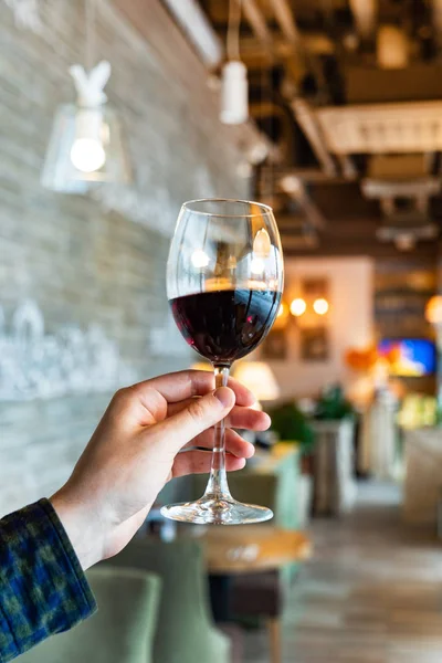 Handen Håller Glas Rött Vin Caféet — Stockfoto