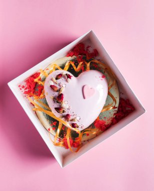 Sevgililer Günü 'nde kalp şeklinde çilekli kek.