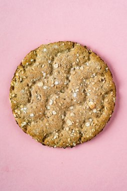 pembe arka plan üzerinde crispbread