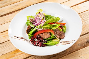 sığır etli salata, fasulye ve sebze, ahşap arka plan