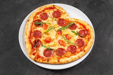 Kalp şeklinde et ve sebzeli pizza. Sevgililer Günü için romantik aşk konsepti. 