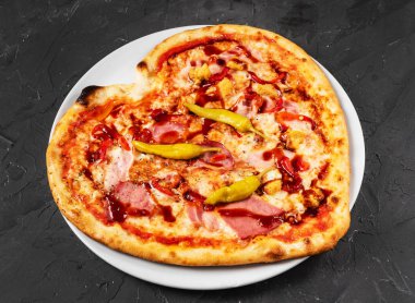 Kalp şeklinde et ve sebzeli pizza. Sevgililer Günü için romantik aşk konsepti. 