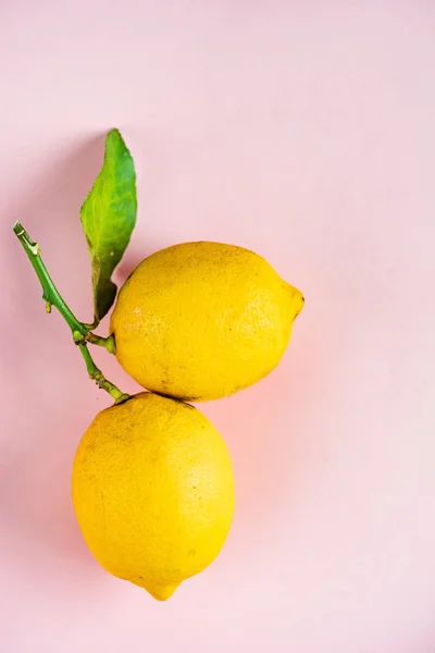 Organické Zralé Citrony Růžovém Pozadí — Stock fotografie