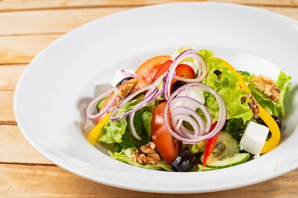 Griechischer Salat Mit Feta Auf Dem Hölzernen Hintergrund — Stockfoto