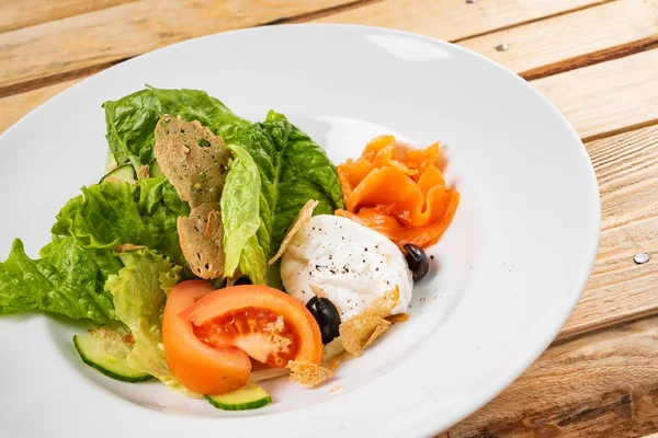 Salat Mit Mozzarella Und Lachs Holzhintergrund — Stockfoto