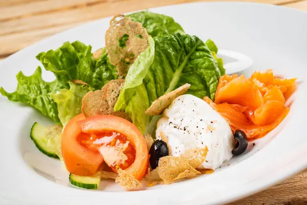 Salat Mit Mozzarella Und Lachs Holzhintergrund — Stockfoto