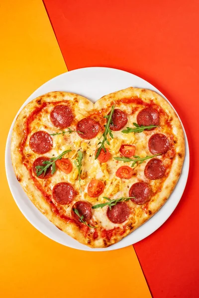 Herzförmige Pizza Mit Fleisch Und Gemüse Essenskonzept Der Romantischen Liebe — Stockfoto