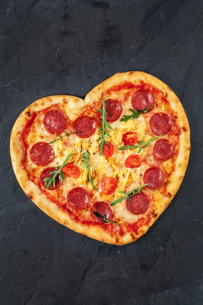 Pizza Forma Coração Com Carne Legumes Conceito Comida Amor Romântico — Fotografia de Stock