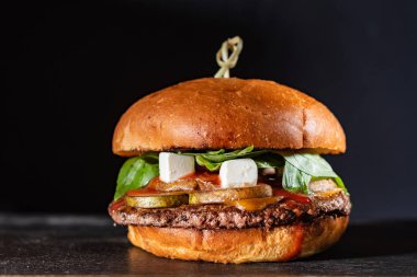 Ev yapımı sığır eti burger gevrek domuz pastırması ve sebze rustik hizmet yönetim kurulu