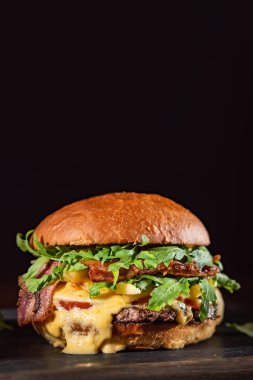 Ev yapımı sığır eti burger gevrek domuz pastırması ve sebze rustik hizmet yönetim kurulu