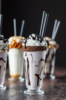 çikolata, karamel ve çırpılmış krema ile deli milkshakes