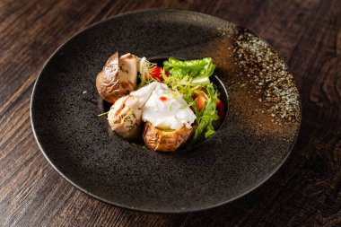 haşlanmış yumurta ile kavrulmuş patates