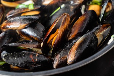 Midye tava üzerinde