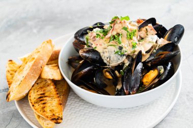 Midye otlar bir kase ile 