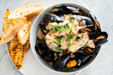 Midye otlar bir kase ile 