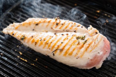 Izgara tavuk göğsü, kapat.