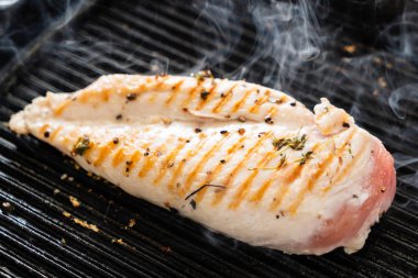 Izgara tavuk göğsü, kapat.