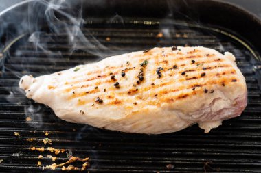 Izgara tavuk göğsü, kapat.