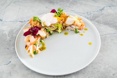 ızgara tavuk ve karides salatası