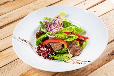 sığır etli salata, fasulye ve sebze, ahşap arka plan