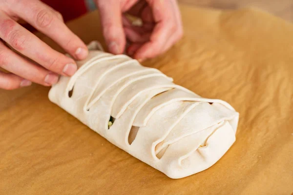 Ispanaklı Turta Yumurtalı Talyan Stromboli Ispanak Mozzarella Paskalya Pastası — Stok fotoğraf