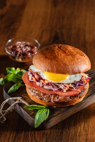 Zelfgemaakte Rundvlees Hamburger Met Krokante Spekjes Groenten Rustieke Portie Bord — Stockfoto