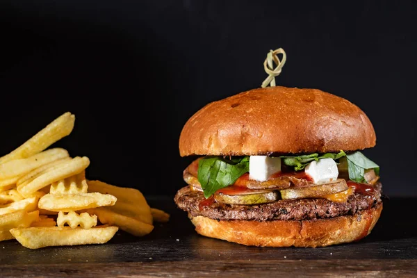 Yapımı Sığır Eti Burger Gevrek Domuz Pastırması Sebze Rustik Hizmet — Stok fotoğraf