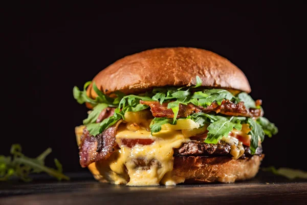 Domu Burgera Chrupiącym Boczkiem Warzywami Rustykalne Porcji Wyżywienia — Zdjęcie stockowe