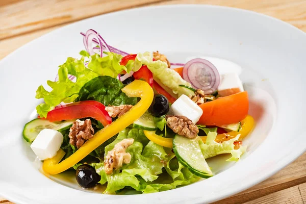 Salada Grega Com Queijo Feta Fundo Madeira — Fotografia de Stock