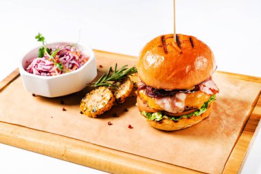 Burger soğan salata ve ızgara Mısır