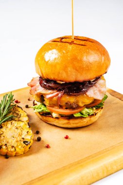 Burger soğan salata ve ızgara Mısır