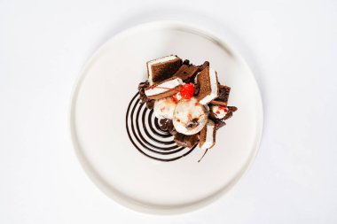 Dondurmalı ve brownili yaratıcı tatlı.