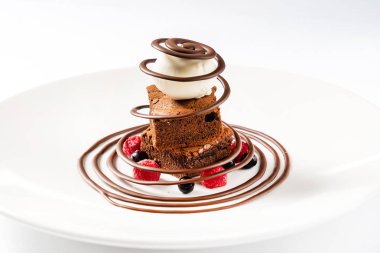 Dondurma ve dutlu brownie.